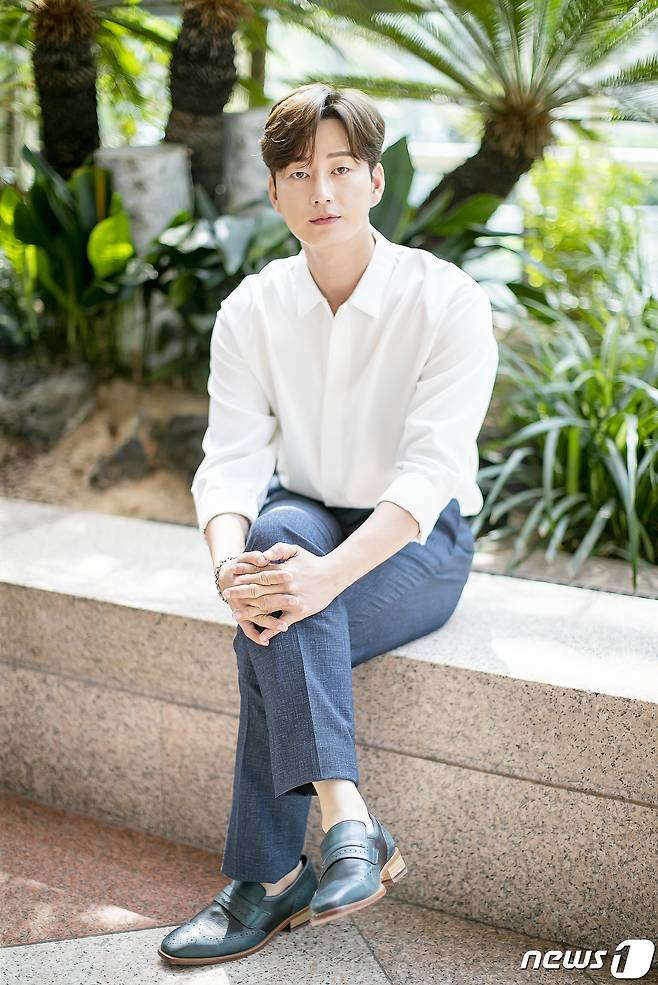 최근 종영한 tvN 토·일 드라마 '마인'에서 열연을 펼친 배우 이현욱이 서울 종로구 뉴스1본사에서 열린 인터뷰에 앞서 포즈를 취하고 있다. /뉴스1 © News1 김진환 기자