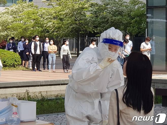 천안의 한 교회에서 교인과 지인 등 18명이 코로나19에 집단감염됐다. 사진은 천안시청 이동 선별진료소에서 진단검사를 받고 있는 모습. 2021.5.12. /뉴스1 ©News1 이시우 기자