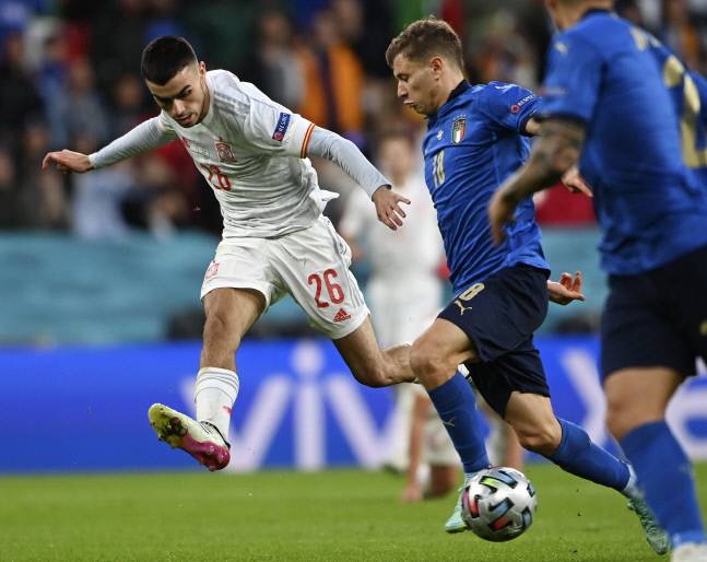 스페인의 공격형 미드필더 페드리(왼쪽)가 지난 6일(현지시간) 유로 2020 4강전에서 이탈리아의 니콜로 바렐라와 공을 다투고 있다. 런던/AP 연합뉴스