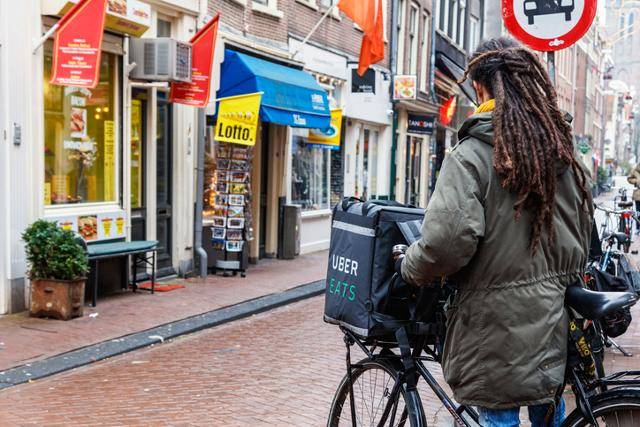 미국에서 코로나19 확산으로 별도의 매장 없이 여러 외식 브랜드가 하나의 주방을 사용하며, 배달을 전문으로 하는 '고스트 키친'이 늘어나고 있다. 게티이미지뱅크