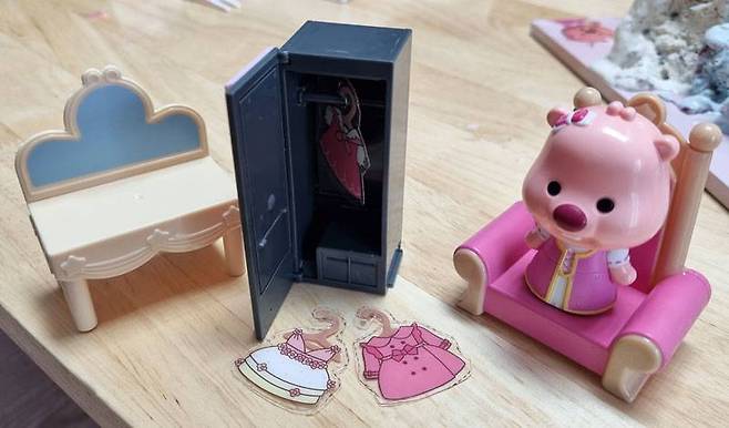 비스포크 에어드레서 피규어의 도어를 열고 드레스 파츠를 걸 수 있다