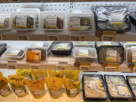 슈퍼키친은 매장에서 구입하거나 오후 6시까지 온라인으로 구매하면 다음 날 새벽배송이 가능하다. [사진 각 매장]