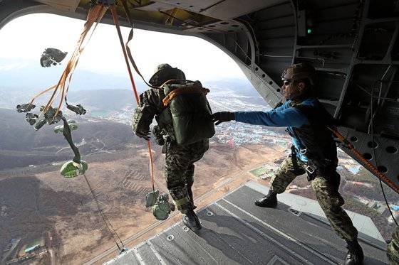 특전사 대원이 강하를 위해 시누크 헬기에서 뛰어내리고 있다. 사진 육군