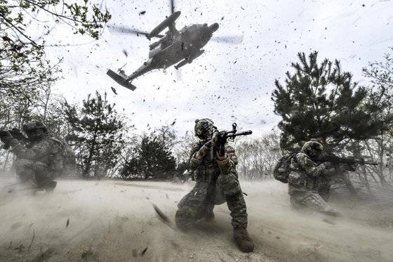 지난 4월 ‘전투생환 및 산악구조훈련’에 참가한 항공구조사가 가상의 조난 조종사를 헬기로 구출하기 위해 엄호하고 있다. 사진 공군