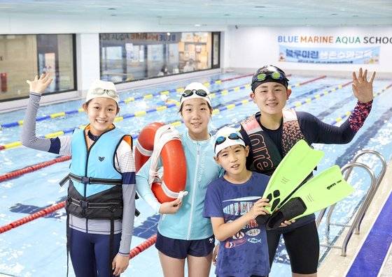(왼쪽부터)장채원 학생기자, 이한나·안건·이용민 학생모델이 경기도 시흥시 블루마린 아쿠아스쿨 은계점을 찾아 안전하게 물놀이를 즐기는 방법을 배웠다. 사진=임익순(오픈스튜디오)