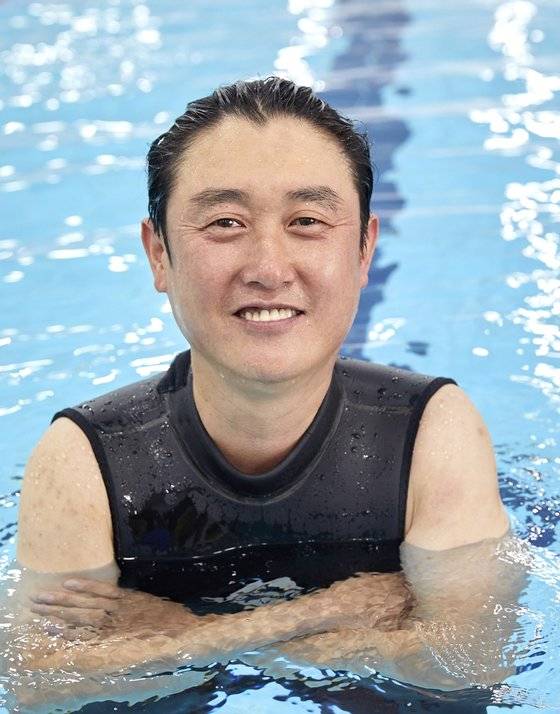 소중 학생기자단의 생존수영·부력 있는 도구 활용·심폐소생술 수업을 진행한 최영훈 블루마린 아쿠아스쿨 은계점 단장.