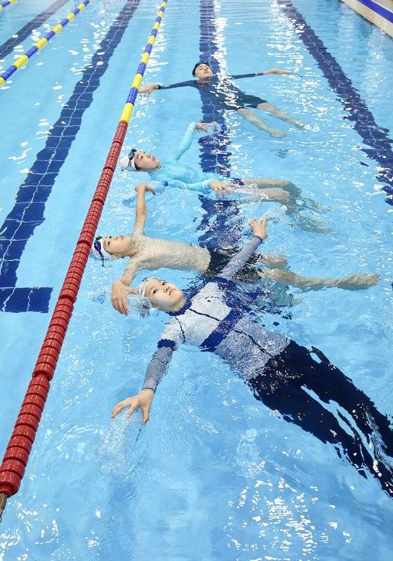 물 위에 힘을 빼고 대(大)자로 누워있는 누워뜨기는 체력 소모가 적어 오래 버틸 수 있는 생존수영 방법이다.