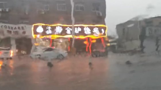 11일 중국 수도권을 강타한 폭우로 물에 잠긴 허베이성 바오딩시 도심 모습 [웨이보 캡처]