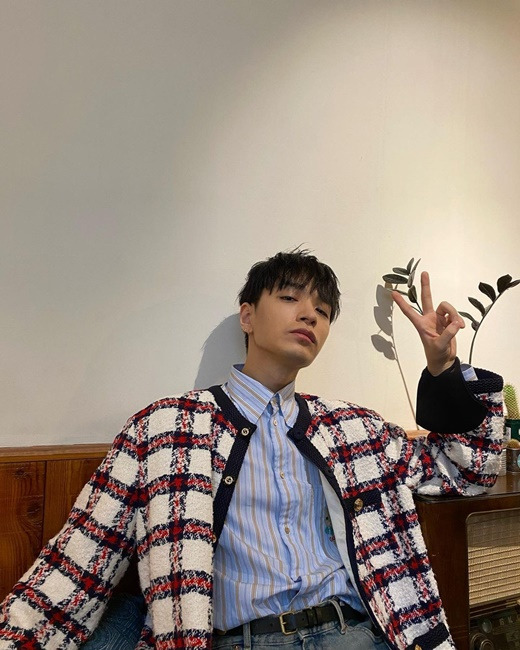 Singer Simon Dominic has shown a fashionista face.Simon Dominic posted several photos on his Instagram on the 12th with the message    2.The photo shows Simon Dominic taking various poses with a chic look.Simon Dominic, who boasts a piece look with big eyes, high nose and sleek jawline, robbed her eyes with fully armed fashion even in the heat.He had his hair set neatly, and he buttoned his shirt to the end and put on a tweed cardigan on it, along with denim pants to complete the overall dandy and casual styling.In particular, Simon Dominic boasts a unique fashion sense by matching stripes and check patterns.The netizens who watched this responded by leaving comments such as Gardigan 2 and Gardigan in the heat.Meanwhile, Simon Dominic joined MSG Wannabe in MBC entertainment What do you do when you play and collected topics.