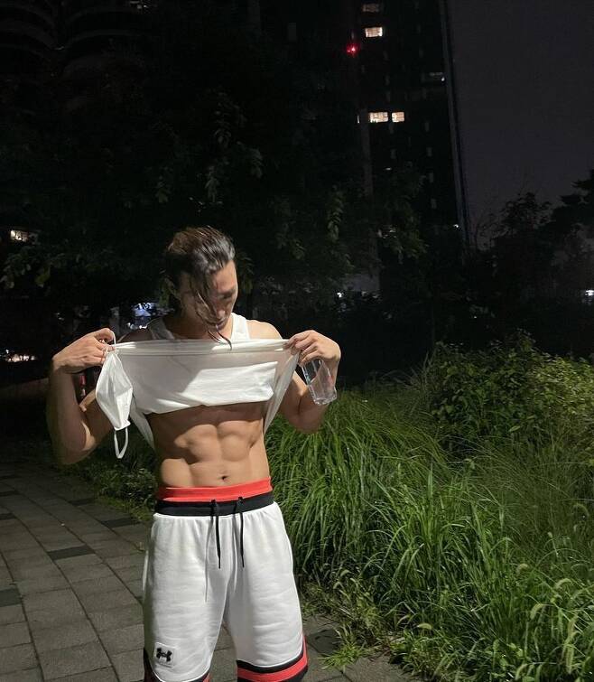 Actor Kim Ji-hoon has revealed his admirable muscles.Kim Ji-hoon posted several photos on July 11 with his article HIM on his instagram.In the public photos, Kim Ji-hoon, who left the park for exercise, was shown.Kim Ji-hoon, wearing shorts and a sleeveless top, was impressed by the wide shoulder, back muscles, clear arms, and abdominal muscles with a distinct six-pack.The netizens who watched the post responded such as It is great every day, It is very cool, Look at my blood.Actor Kim Ji-hoon made his debut with KBS drama Love You in 2002, and he played the role of psychopath Baek Hee-sung in TVN drama Flower of Evil last year, making a strong impression on viewers.