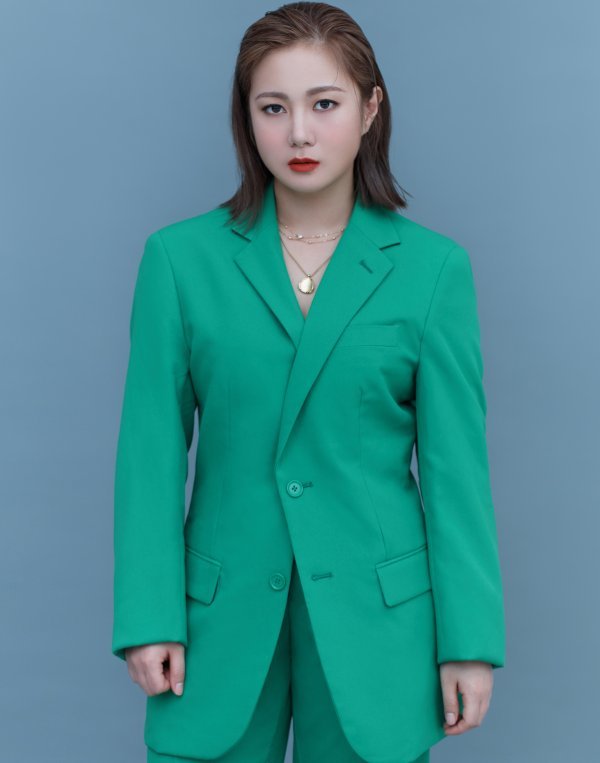 On Wednesday (today), four new Profile photos of Park Na-rae, featuring sleek visuals, were released.Park Na-rae in the photo has an atmosphere of innocence and charisma.From simple short cut to roll-up styling, it has a variety of hairstyles as well as a monotone and green color that has completely transformed the color.In particular, Park Na-rae boasts a sleek visual that has changed without knowing it as he has been immersed in weight loss by shouting Diet, not Die, to successfully take Profile photos.In her deeper eyes, I can feel the inside of Gag Woman, who is more and more solid.In addition, Park Na-rae, who has different temperature of gaze according to the concept of each photograph, reveals a unique presence in various entertainment programs and reveals the character transform that is playing a big role.Park Na-rae, who shows off various charms that cross the innocence and chic through this new profile photo, is paying attention to what changes will be shown in the future.Park Na-rae, who presents a smile that can always be believed and seen as the best Gag Woman, plays MBC I live alone, Save me!Homes, tvN Amazing Saturday, KBS joy Sledbibal and other entertainment programs can be found.PHOTOS Offering: JDB Entertainment