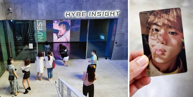 팬들이 ‘하이브 인사이트’ 입구에서 사진을 찍고 있다.(왼쪽) 포토티켓이 포함된 입장권을 사면 원하는 아티스트의 사진으로 만든 포토티켓을 받을 수 있다. [구희언 기자]