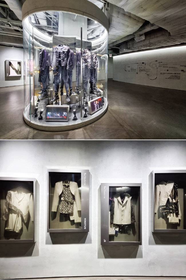 하이브 소속 아티스트들이 입었던 옷, 사용한 마이크와 인이어 등이 전시돼 있다. [구희언 기자]