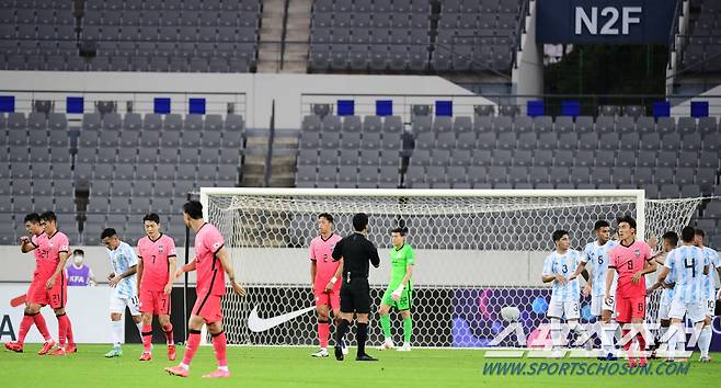 포토 올림픽 축구대표팀 '전반 11분 만에 선취골 허용'