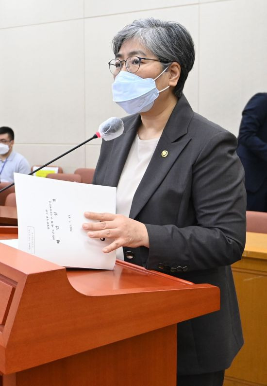 정은경 질병관리청장이 13일 오전 서울 여의도 국회에서 열린 보건복지위원회 전체회의에서 2차 추경안 제안설명을 하고 있다. [이미지출처=연합뉴스]