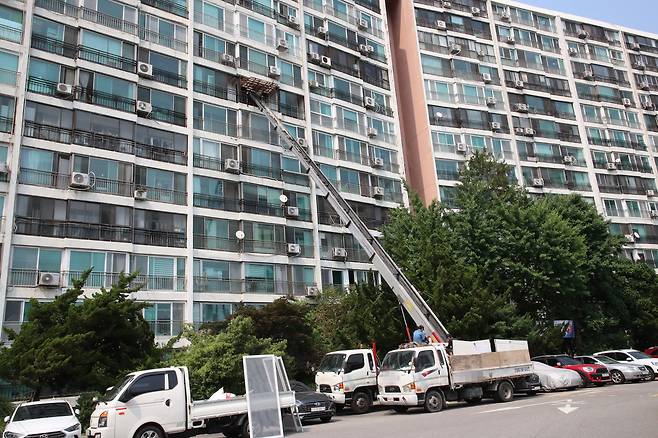 지난달 서울 강남구 대치동의 한 낡은 아파트에서 인테리어 공사 차량이 공사 폐기물을 나르고 있다. 지난해 6월 정부가 재건축 조합원의 2년 실거주를 의무화한다고 밝힌 후 울며 겨자 먹기로 낡은 아파트에 입주하는 집주인이 급증했다. 하지만 해당 규제가 백지화되면서 결과적으로 이 집주인들은 헛수고를 한 셈이 됐다. /김연정 객원기자