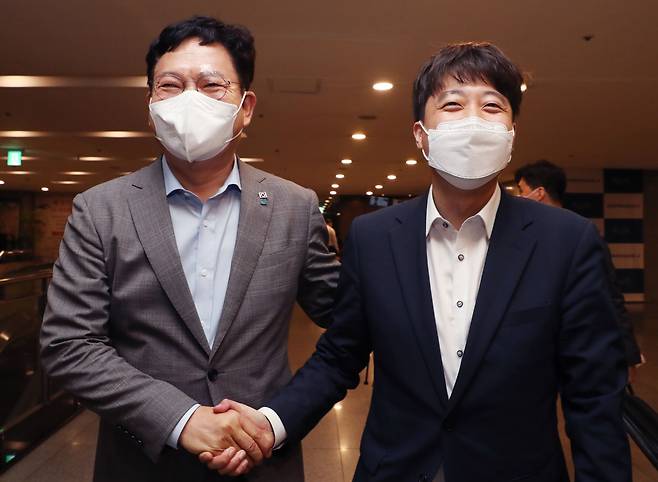 더불어민주당 송영길 대표(왼쪽)와 국민의힘 이준석 대표가 지난 12일 서울 여의도의 한 식당에서 만찬 회동을 마친 후 인사하고 있다. /연합뉴스