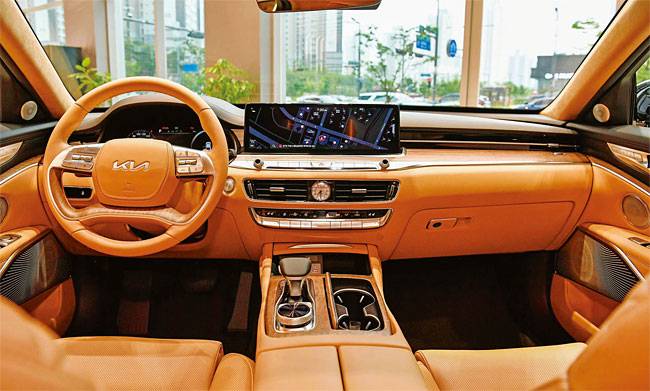 기아의 플래그십 세단 ‘K9’의 내부. 사진 기아