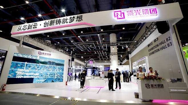 지난 2018년 중국에서 개최된 박람회에서 전시장을 마련한 칭화유니그룹 [사진=칭화유니 공식 홈페이지 캡처]