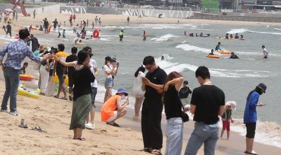 부산지역에 폭염주의보가 발효 중인 12일 오후 해운대해수욕장을 찾은 피서객들이 물놀이를 즐기고 있다. 연합뉴스