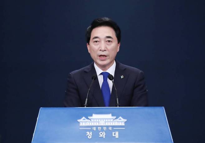 [서울=뉴시스]김진아 기자 = 박수현 국민소통수석이 27일 청와대 브리핑룸에서 최근 부동산 투기 의혹이 제기된 김기표 청와대 반부패비서관 경질 관련 브리핑을 하고 있다. 2021.06.27. bluesoda@newsis.com