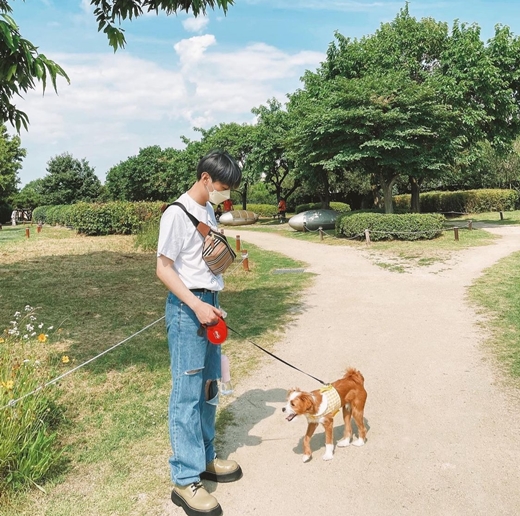Singer Yoon Ji-sung from the group Wanna One shared a happy daily life.On the 13th, Yoon Ji-sung posted several photos on his Instagram without any comment. The photo showed him walking with Pet Vero.Yoon Ji-sung revealed on social media in February that he adopted Vero, a dog he had abandoned, who said: Ive been thinking and studying for over a year to adopt Pet.I hope all the animals in the world are happy. In the photo, Vero and Yoon Ji-sung are having a good time in a park under a clear sky.Yoon Ji-sung paired white T-shirts with jeans, creating a neat yet heartbeat-inducing boyfriend look.Especially, it feeds Vero carefully and the eyes that look at Friendly make even those who see it laugh.The netizen who saw this responded such as It is so cute that it is vero and intellect and visual that can not be loved.