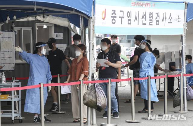 [서울=뉴시스] 정병혁 기자 = 0시 기준 국내 코로나19 신규 확진자가 1150명으로 집계된 13일 오전 서울 중구 코로나19 서울역임시선별검사소를 찾은 시민들이 검사를 받기 위해 줄 서 있다. 2021.07.13. jhope@newsis.com