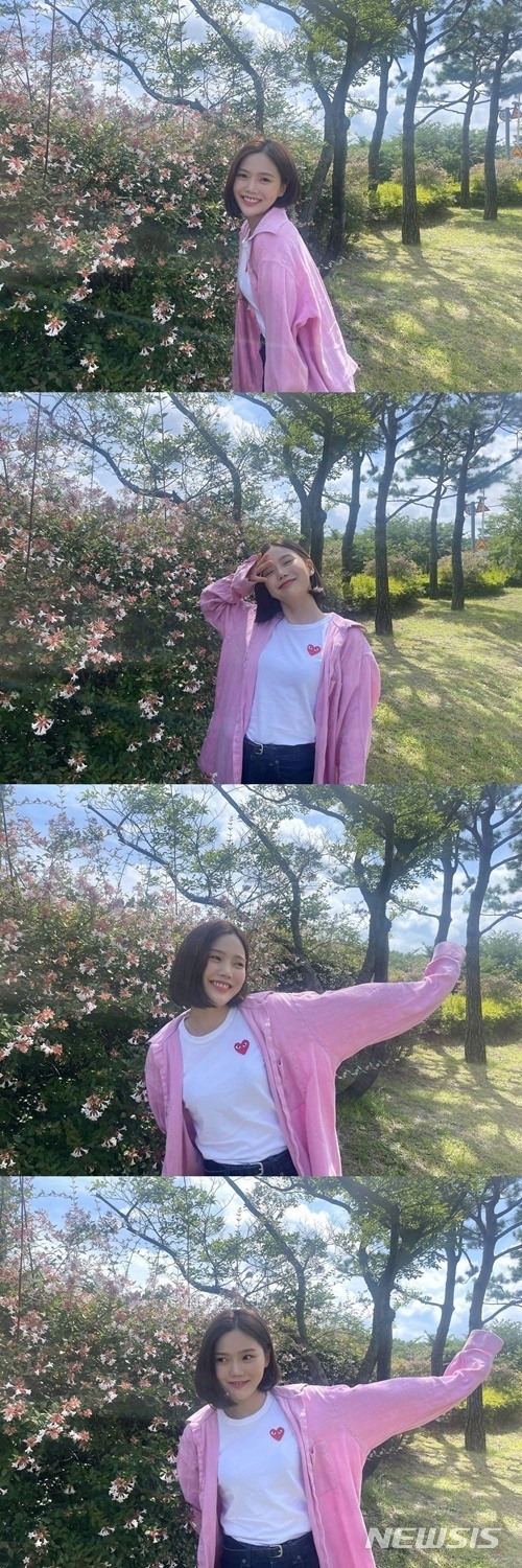 On the 13th, Choi Hyo-jung posted a picture on his instagram with an article entitled Attachment Shirt.Choi Hyo-jung in the photo is taking several poses with a youthful expression.On the other hand, OH MY GIRL released its 8th mini album Deer OH MY GIRL in May and won the top of the domestic music charts with the title song Dun Dun Dance.The song has surpassed 10 million views in 32 hours of music video release and the highest number of first-time sales volume.