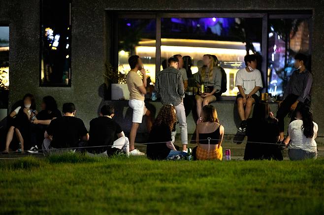 영업시간이 종료된 밤 10시 이후에도 서울 마포구 경의선숲길 공원에서 술을 마시는 사람들. ⓒ시사IN 신선영