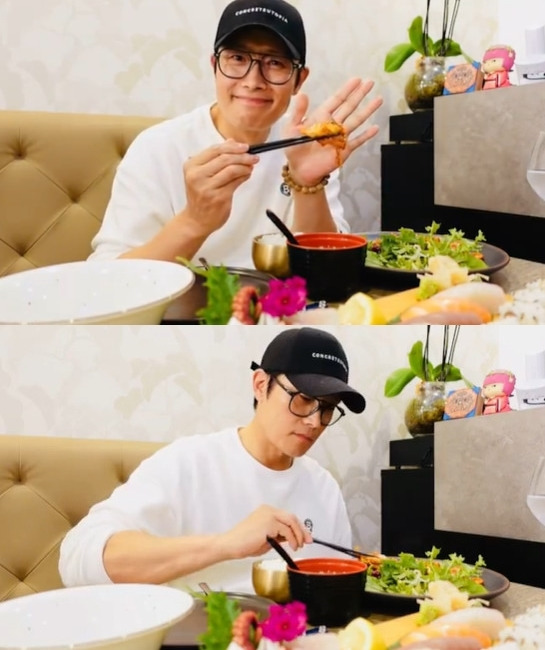 Seoul) = Actor Lee Byung-hun has revealed his daily routine at Cannes, Frances southern resort.Lee Byung-hun posted the video on his social networking service account on the 13th (Korea time) with an article entitled Khanha is also Stir-Fried Pork #cannesfilmfestival.In the public footage, Lee Byung-hun was seen eating rice in a white T-shirt, hat and glasses.He shows Stir-Fried Pork in front of his palm to focus on a chopstick, then shows him Mukbang by eating with white rice and smiling.Meanwhile, Lee Byung-hun was invited to the 74th Cannes International Film Festival for the film Emergency Declaration.The film will be directed by Lee Byung-hun, Song Kang-ho, Lim Si-wan and Han Jae-rim, who starred in the non-competitive category.Lee Byung-hun will also be the winner of the closing ceremony of the Cannes Film Festival.