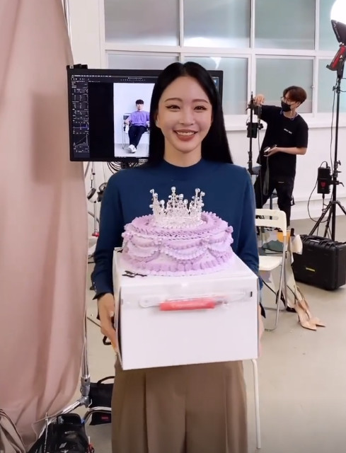 Seoul) = Actor Han Ye-seul has revealed a happy current situation.Han Ye-seul posted videos and photos on his Instagram story on the 14th.The video shows Han Ye-seul building a bright Smile with a large Cake Gift with a tiara decoration on a set.Han Ye-seul says, Thank you for my favorite light purple color.The photo shows Han Ye-seul wearing a black halter neck T-shirt and taking a self-portrait. It shows the beauty of cat with chic charm.Earlier in May, Han Ye-seul delivered the news of his devotion to his 10-year-old boy friend.Since then, various studies have been raised related to the identity of Boy Friend, and Han Ye-seul has directly refuted various suspicions.He denied the rumors directly last month and said he would take legal steps in relation to rumors and evil.