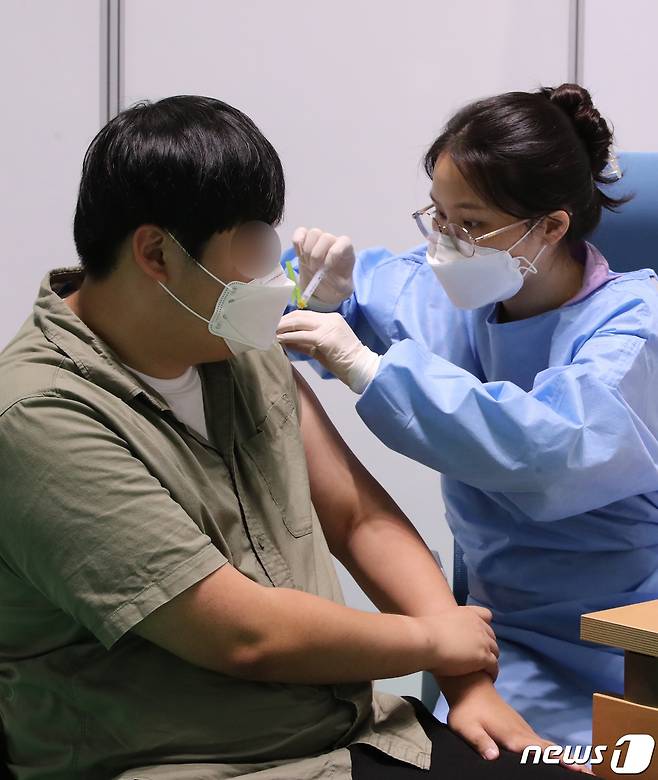 지난 12일 대전 중구 한밭체육관에 마련된 코로나19 예방접종센터에서 입영 예정자가 백신 접종을 받고 있다.  ©News1 김기태 기자