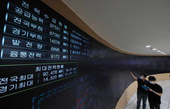 Staff at the Korea Electric Power Corporation's Gyeonggi headquarters in Suwon check the electric power supply status on Wednesday as a heatwave sweeps Korea. [NEWS1]