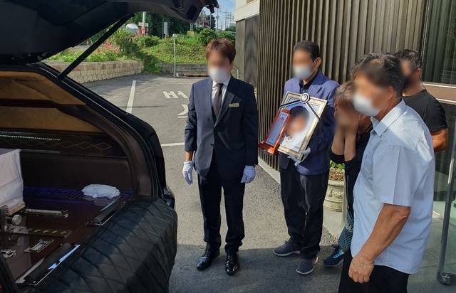 [화성=뉴시스] 변근아 기자= 14일 오전 경기 화성시 한 장례식장에서 양부 학대 혐의로 두 달 가까이 의식불명에 빠져있다가 숨진 민영이의 발인식이 진행되고 있다. 2021.7.14. gaga99@newsis.com *재판매 및 DB 금지