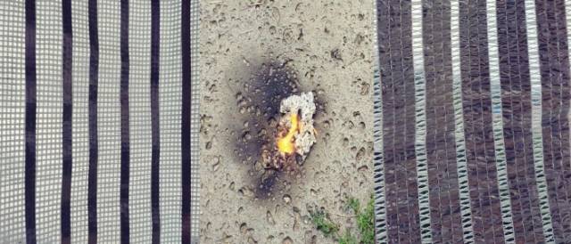 ▲왼쪽은 '김제스마트팜 혁신벨리 조성사업에 설치된 차광률 60.9% '난연' 차광스크린. 가운데는 토치로 불을 붙이자 타는 모습. 오른쪽은 차광률 84%의 국내산 차광스크린. 검은색은 차광 역할하는 알루미늄띠. ⓒ송부성 기자