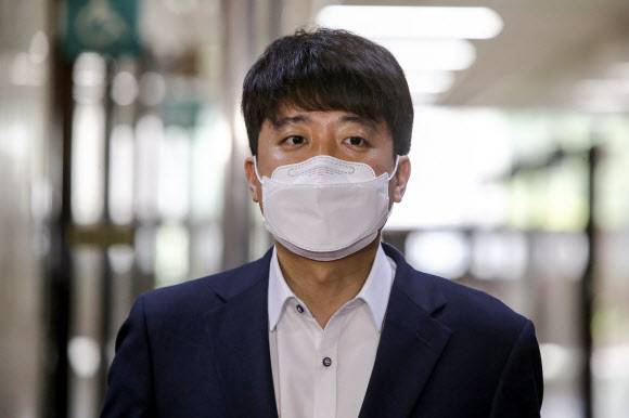 양당대표 회동 관련 기자 질문에 답하는 이준석 대표 - 국민의힘 이준석 대표가 13일 국회에서 취재진을 만나 전날 양당 대표 회동 관련 질의응답을 하고 있다. 2021.7.13 연합뉴스