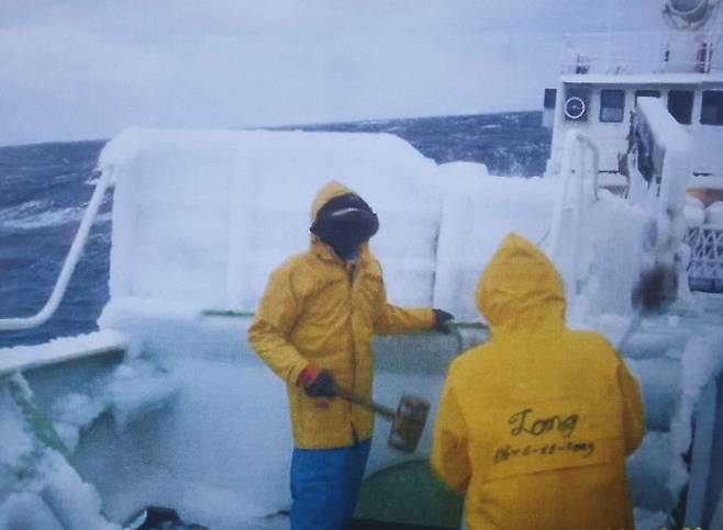 원양어선에서 조업 성과에 따라 분배하는 상여금은 현금으로 지급된다. ⓒ조상혁 제공
