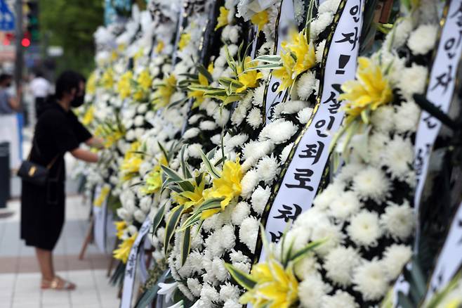 양부로부터 폭행 당해 두 달 넘게 반혼수상태에 빠져 있던 두살짜리 입양아가 끝내 숨진 사실이 알려진 7월13일 오후 이 사건을 담당한 수원지방검찰청 앞에 양부모에 대한 엄벌을 촉구하는 내용이 적힌 근조화환이 놓여 있다. ⓒ 연합뉴스