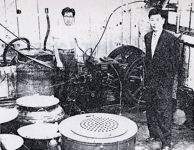 1956년 일본에서 돌아온 고(故) 임대홍 대상 창업회장은 부산에 동아화성공업을 설립하고 본격적으로 '미원' 생산에 나선다. 사진 오른쪽이 동아화성공업 시절의 임대홍 회장. /사진제공=대상그룹