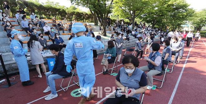 국회 상주 인원들에 대한 코로나19 전수검사가 실시된 15일 오전 서울 영등포구 국회운동장에 설치된 임시선별검사소에서 검사 희망자들이 검사를 기다리고 있다. (사진=노진환 기자)