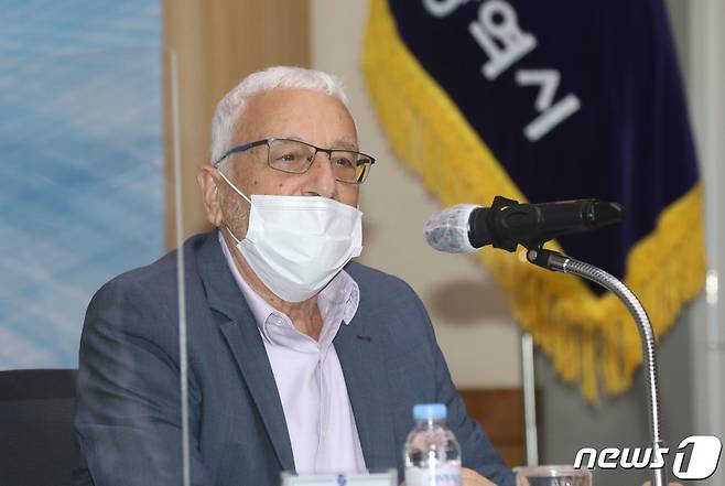 이갈 에를리히 요즈마 회장이 13일 오전 부산 연제구 부산시청 12층 소회의실에서 열린 '부산시-요즈마그룹 업무협약 체결식'에서 인사말을 하고 있다. 2021.4.13/뉴스1 © News1 여주연 기자