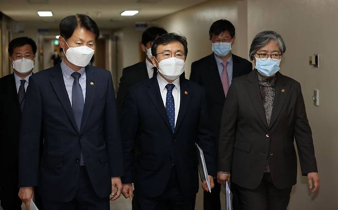 권덕철 백신도입 TF 팀장(가운데)과 정은경 질병관리청 청장(오른쪽), 김강립 식품의약품안전처 처장(왼쪽) 등이 지난달 24일 서울 종로구 정부서울청사에서 열린 신종 코로나 바이러스 감염증(코로나19) 백신 도입 관련 부처 합동 긴급 브리핑을 위해 입장하고 있다. /연합뉴스