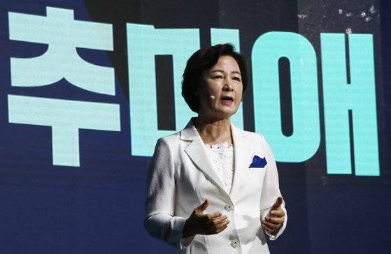 추미애 더불어민주당 대선 예비후보가 7일 경기도 파주시 연스튜디오에서 열린 '프레젠테이션 면접 정책언팩쇼'에서 정책 발표를 하고 있다. 임현동 기자