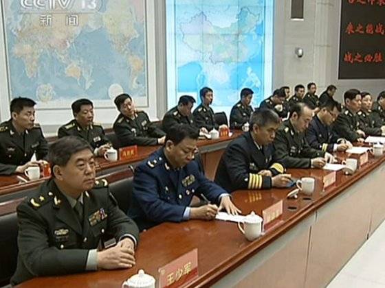 지난 2014년 12월 14일 왕사오쥔(王少軍, 앞줄 왼쪽) 당시 중앙경위국 국장이 시진핑 주석의 군대 시찰에 배석했다. [둬웨이 캡처]