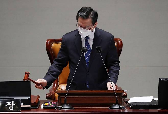 정성호 더불어민주당 의원 겸 전 국회 예결위원장이 지난 3월25일 오전 서울 여의도 국회에서 열린 예산결산특별위원회 전체회의에서 의사봉을 두드리며 추경안을 가결시키고 있다. / 사진제공=뉴시스