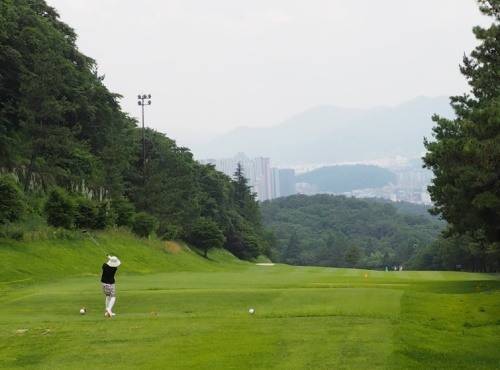 도심에 위치한 창원CC는 서코스 4번 홀에서는 창원 시내가 훤히 내다보인다. .