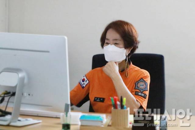 ▲정은애 전국소방노조위원장이 업무를 보고있다. ⓒ 프레시안 (이동근)