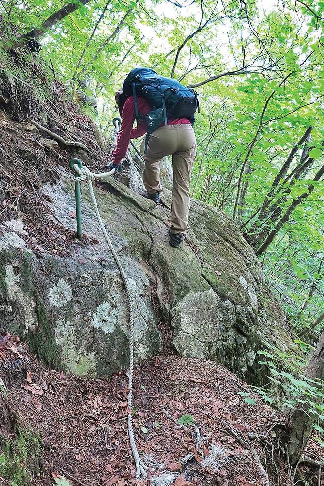 도마치봉 서릉 바위 북벽 횡단지역에 설치된 쇠말뚝에 매어진 밧줄. 비가 오거나 빙설 시에는 위험한 곳이다.