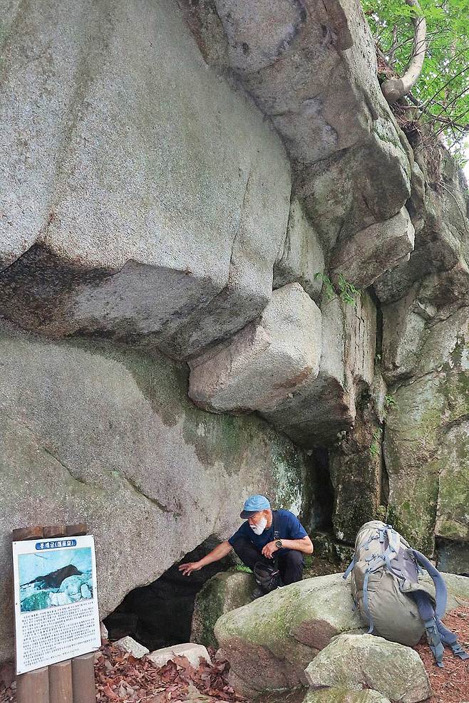 천장바위가 빗물을 막아 주는 구조를 이룬 자연굴인 봉래굴. 양사언이 이곳에서 주역 공부를 했었다는 설이 전해진다.
