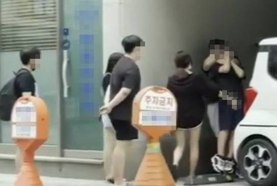 지난 13일 경기 일산 일산동구의 한 빌딩 주차장 앞에서 남학생 기절시키는 중학생 무리 영상 갈무리. 뉴시스